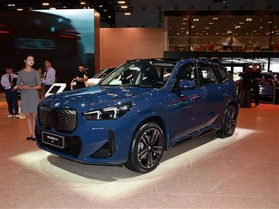 Elektro-SUV Modell BMW IX1 2025